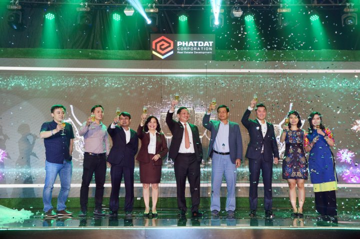 Ông Nguyễn Văn Đạt cùng Ban lãnh đạo trong dạ tiệc tri ân khách hàng Ông Nguyễn Văn Đạt cùng Ban lãnh đạo trong dạ tiệc tri ân khách hàng