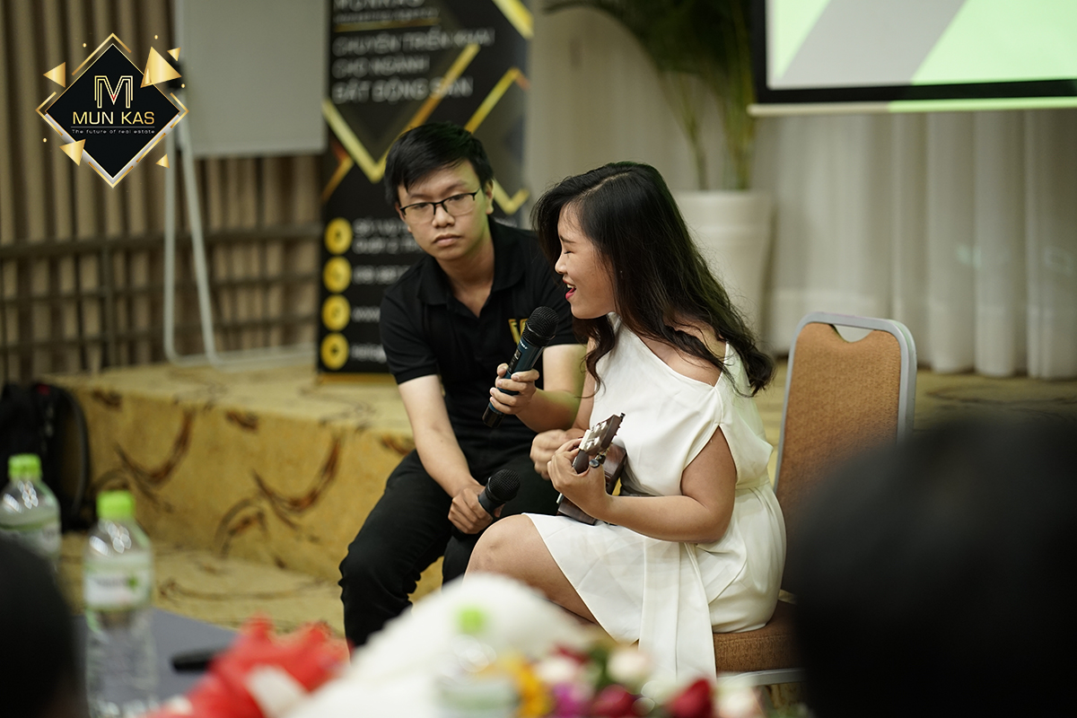 Tiên Cherry mang đến chương trình ca khúc "Ông bà anh" cùng cây đàn Ukulele nhỏ xinh Tiên Cherry mang đến chương trình ca khúc "Ông bà anh" cùng cây đàn Ukulele nhỏ xinh