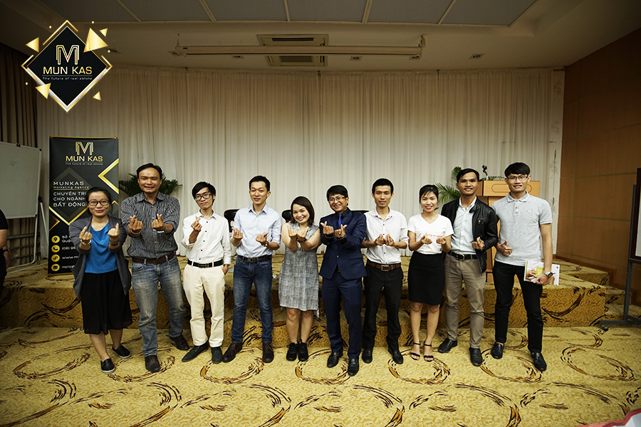 Các diễn giả chụp hình kỷ niệm với những vị khách may mắn Các diễn giả chụp hình kỷ niệm với những vị khách may mắn